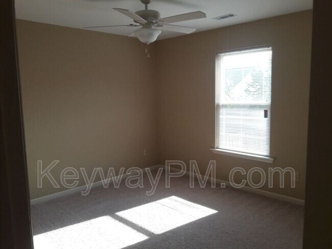 Building Photo - 830 Erika Ln