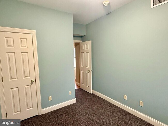 Building Photo - 101 King St