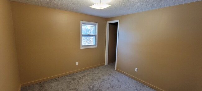 Building Photo - Available August 1st - 3 Bed Home in Cloqu...