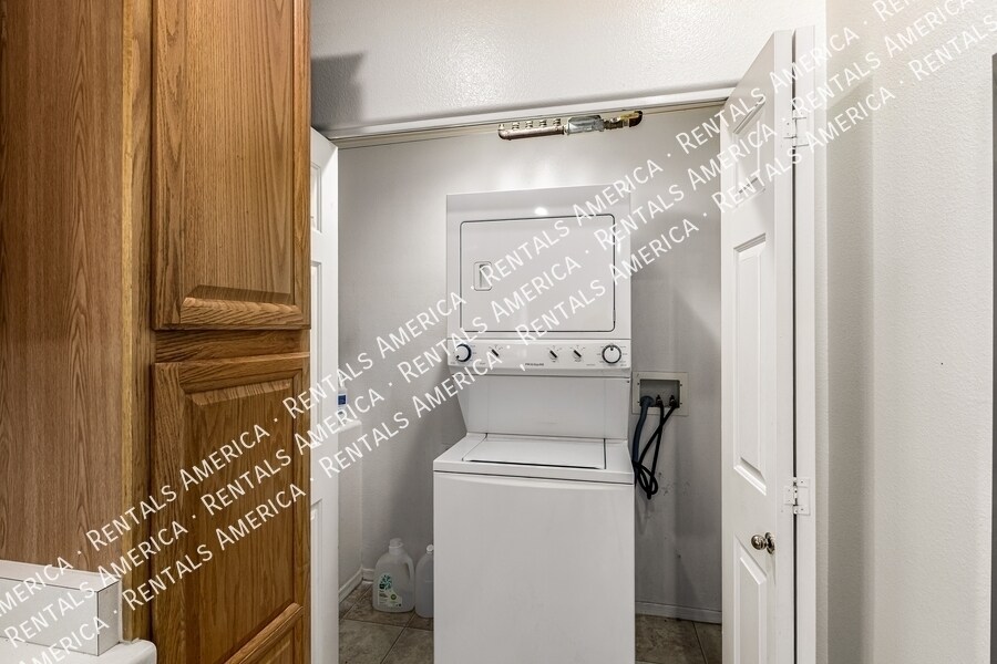 Building Photo - 7550 E Earll Dr