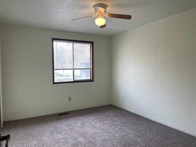 Building Photo - Very Nice 3 Bedroom 2.5 Bathroom Townhome