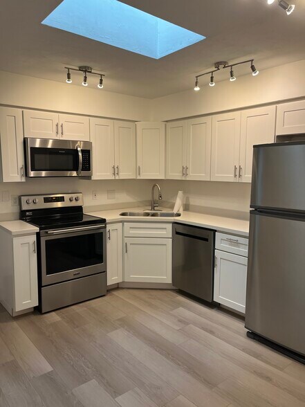 Building Photo - 6180 Olympic Ct