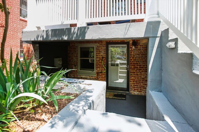 Building Photo - Stunning 3BR+, 3.5BA Capitol Hill Home wit...