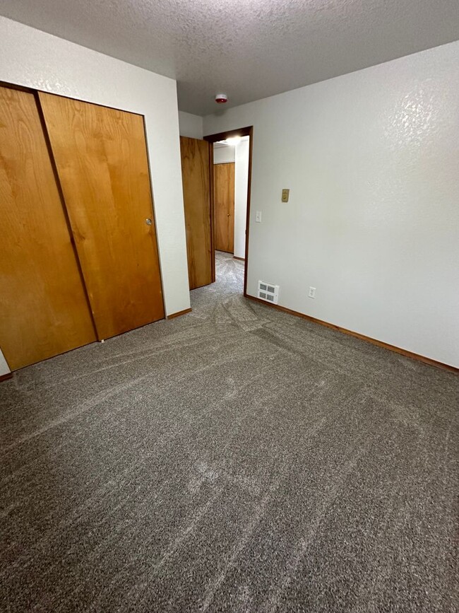 Building Photo - Beautiful Remodeled 3 Bed Room 1 and 3/4 B...