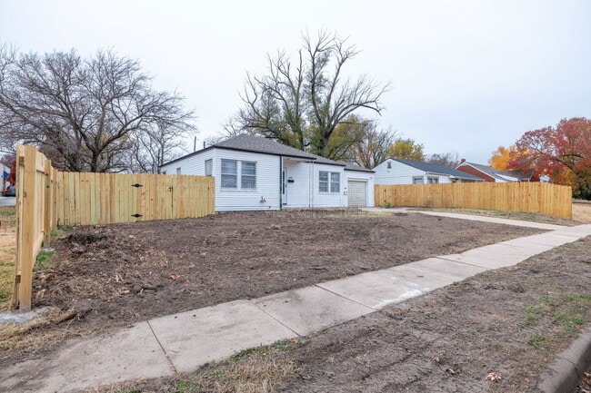 Building Photo - 619 N Glendale St