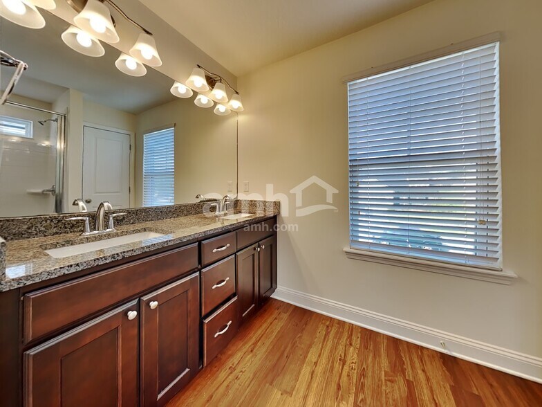 Building Photo - 3308 Roundabout Dr