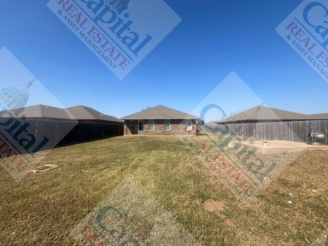Building Photo - Beautiful 4 Bedroom