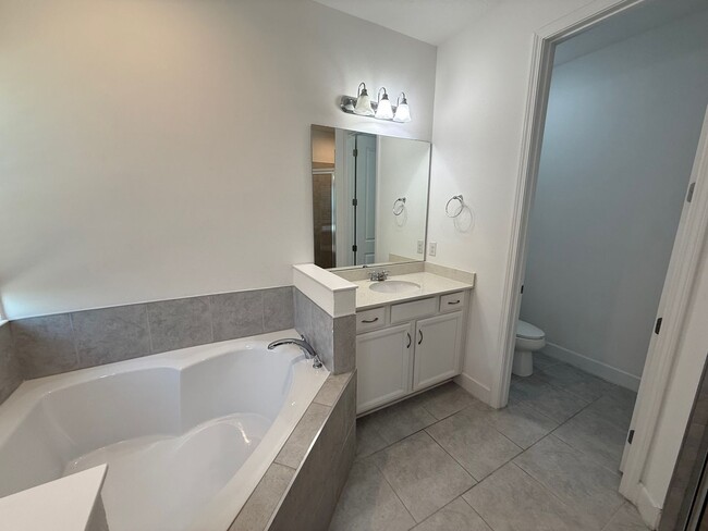 Building Photo - 5/4 Spacious Lake County Home