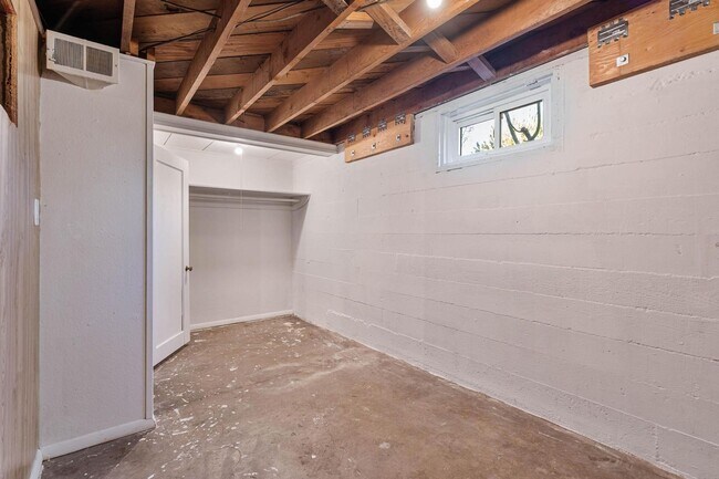 Building Photo - Adorable 2-bdrm/1-bath mid-century modern. Private backyard, sauna, washer/dryer, & more!