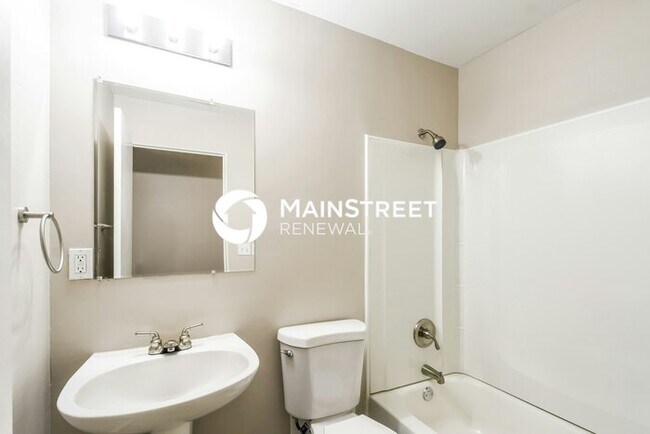 Building Photo - 4 Bedroom Pet-Friendly Home in St. Louis, MO with Main Street Renewal