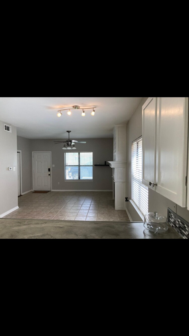 open living room, lots of natural light - 5131 Butter Creek Ln