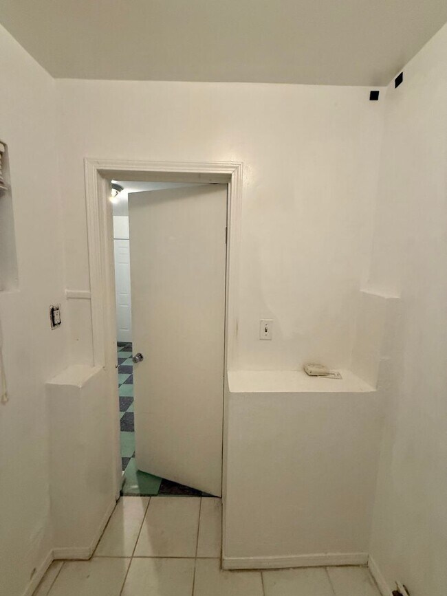 Building Photo - 1200 Laveta Terrace