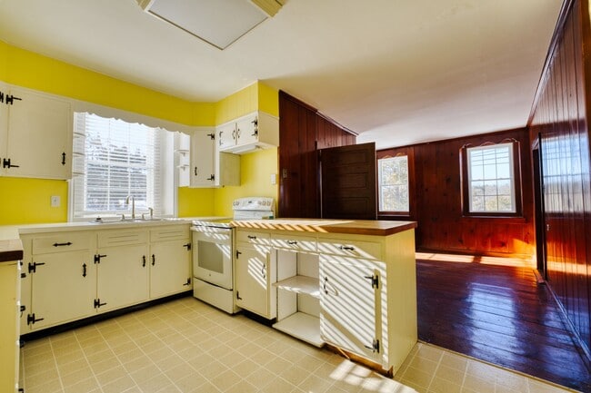 Building Photo - Beautiful 4 Bedroom Farm House