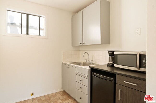 Building Photo - 813 N Orange Grove Ave