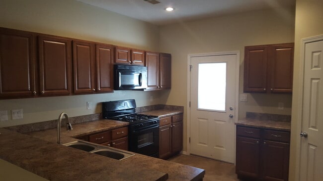 Building Photo - SOUTH UNM WEST NOB HILL 3 Bedroom 2 Bath w...