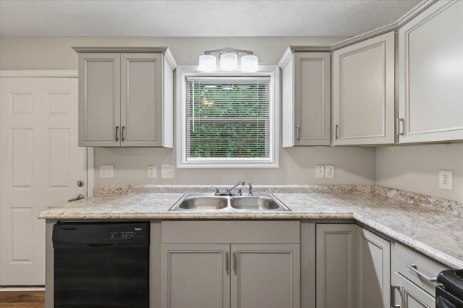 Building Photo - 333 Rossview Rd