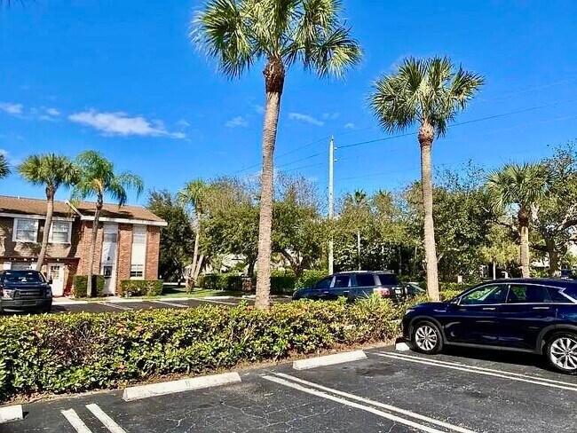 Building Photo - 413 N Cypress Dr