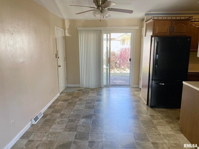 Building Photo - 1829 W Daytona Dr