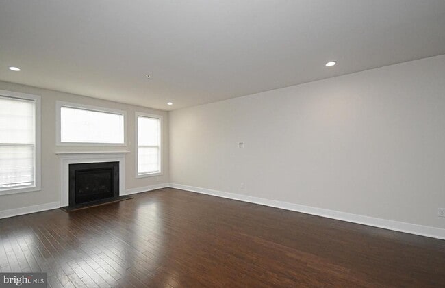 Building Photo - 136 Iron Hill Way