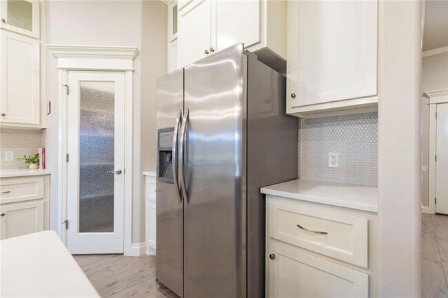 Building Photo - Stunning new home + 4 bedrooms + 3 bathroo...