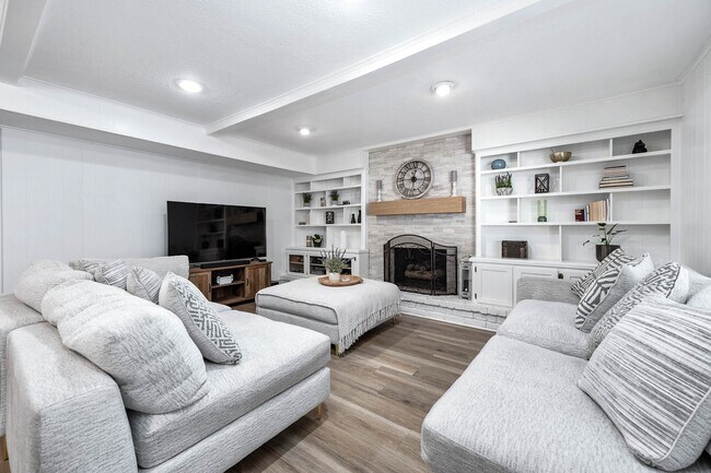 Building Photo - 26715 Maplewood Dr