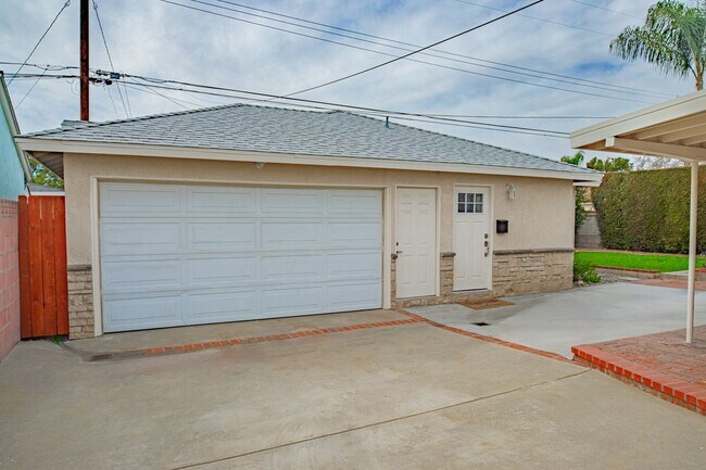 Building Photo - 549 N La Sena Ave