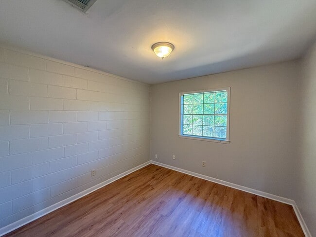 Building Photo - 2 Bedroom 1 Bath Duplex - Brand New Flooring and Paint!