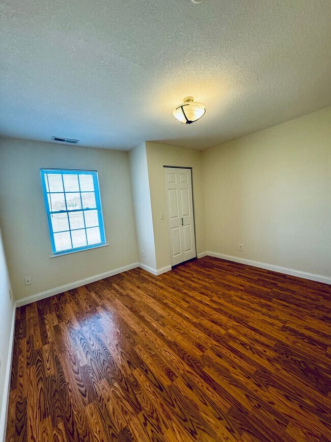 Building Photo - Duplex for Rent in TA school District