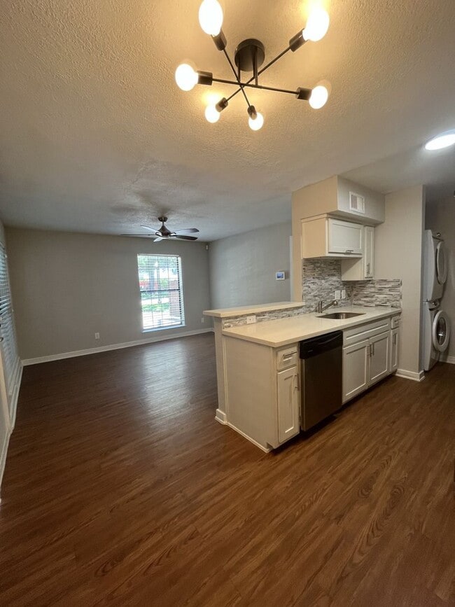 Building Photo - Live Montrose 400 Westmoreland