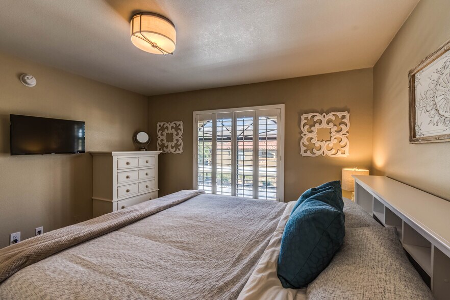 Bedroom - 5751 N Kolb Rd