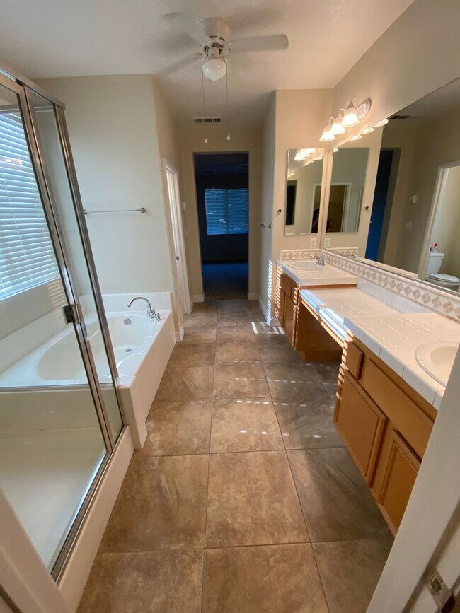 Building Photo - Gorgeous NW Home 4 Bed/3 Bath $2,850 Rent & 2,850 Deposit