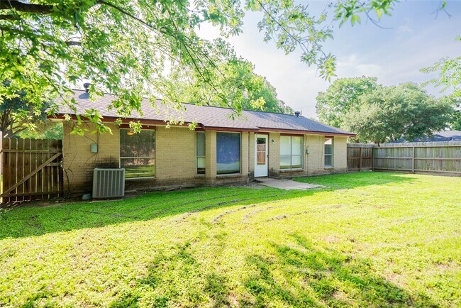 Building Photo - 7603 Wovenwood Ln