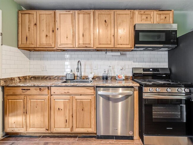 Building Photo - 211 W Dale St