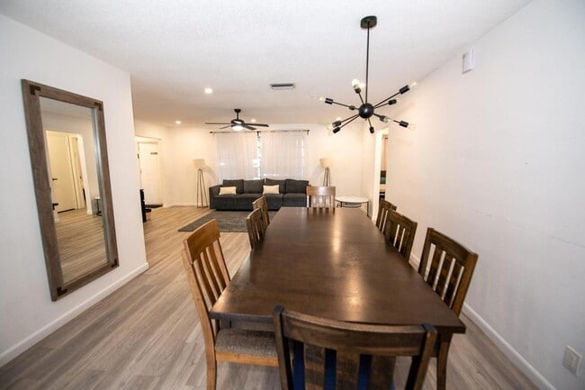 Building Photo - 5320 Taylor St