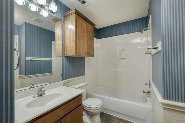 Building Photo - 2215 Dry Creek Dr