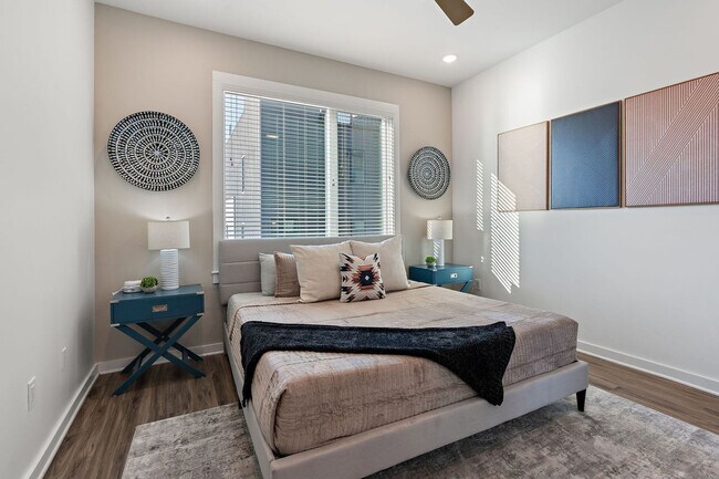 Building Photo - 738 Douglas Ave