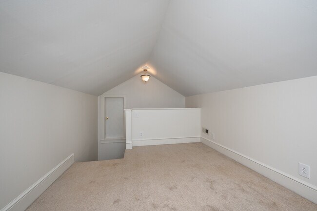 Building Photo - 114 Newman St