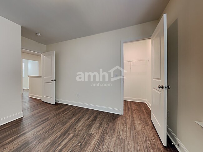 Building Photo - 610 W Lionel Rd