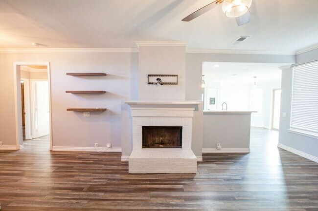 Building Photo - 3103 Creekwood Dr