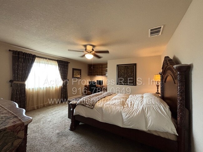 Building Photo - Gorgeous Villa - 3 Bed, 2.5 Bath - Beautiful Views - Highly Desirable Neighborhood!