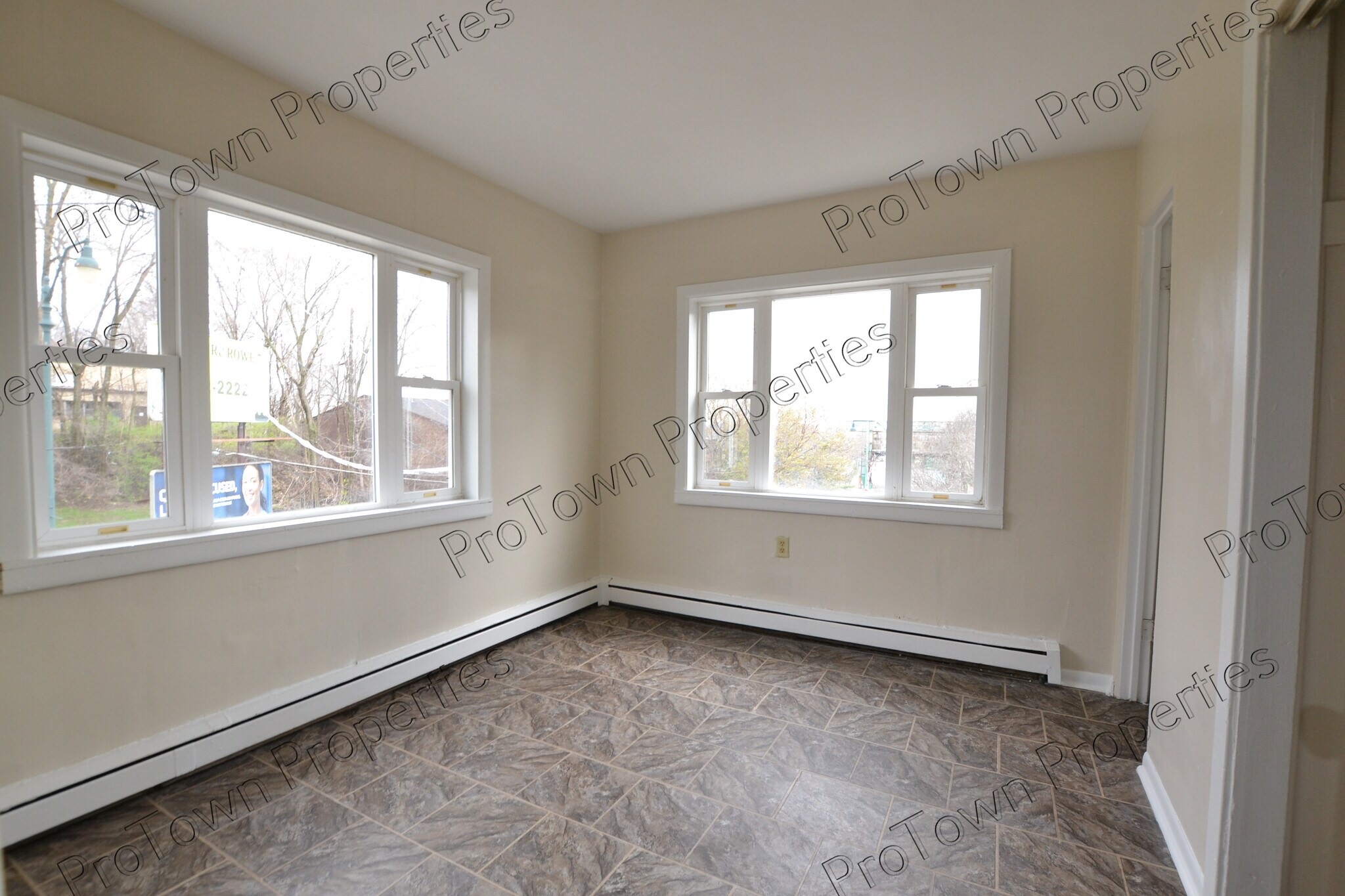 Building Photo - 226 N Broadway St