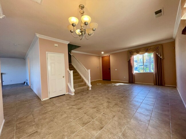 Building Photo - Gorgeous 4 Bedroom 2.5 Bath Home in Desira...