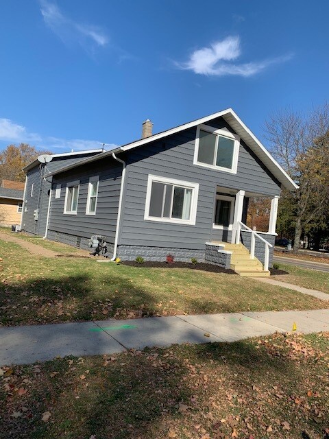 Building Photo - 824 Center St