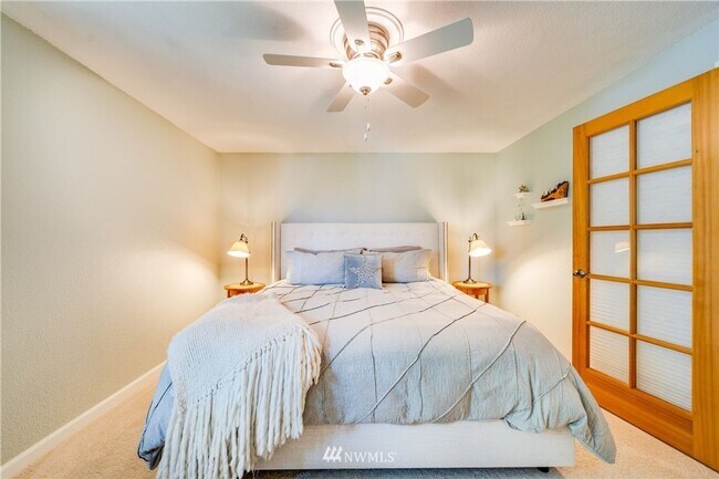 Building Photo - Beautifully Remodeled 2 bed/1.5 Bath Townh...