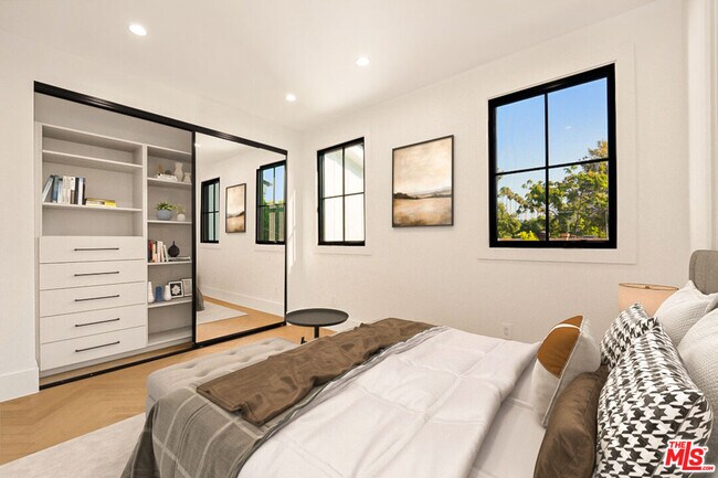 Building Photo - 4539 Longridge Ave