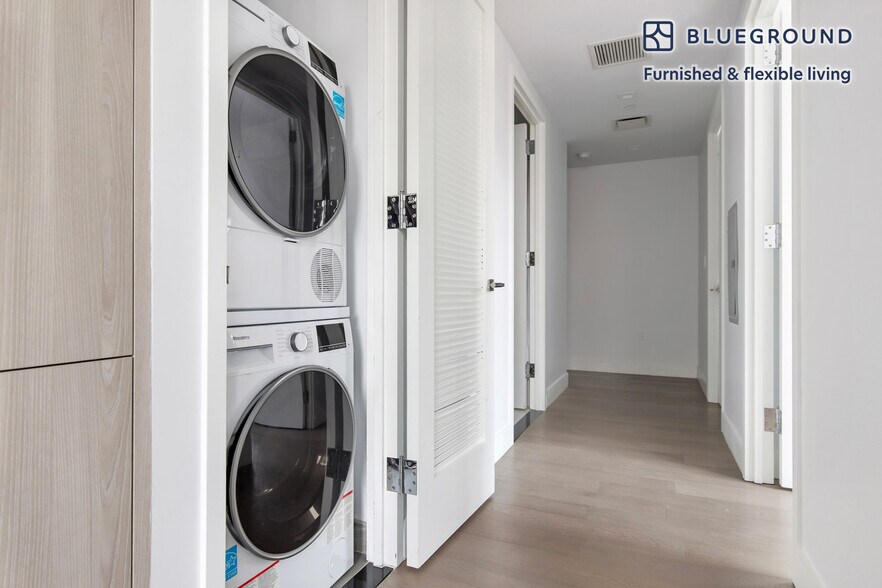 Building Photo - 200 E 23rd St