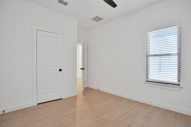 Building Photo - 5806 Virginia Ave