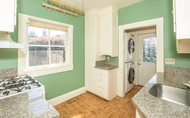 Building Photo - 3 Bed, 1 Bath Home by Downtown!