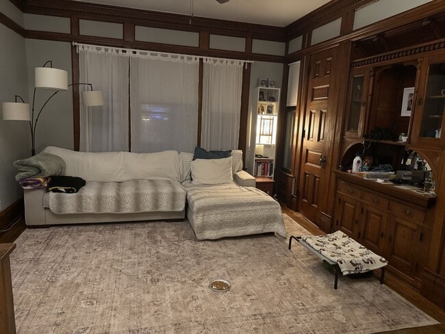 Building Photo - 2204 Grand Ave S