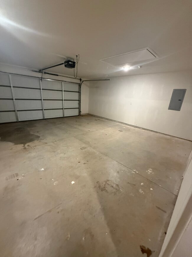 Building Photo - 129 Silver Maple Dr